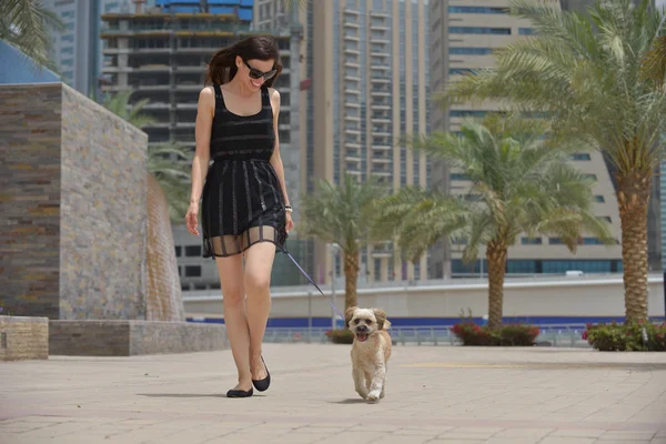 子犬と幸せな若い女性は、楽しい時を過す — ストック写真