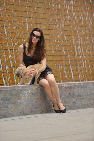 Gelukkig jonge vrouw met puppy veel plezier — Stockfoto