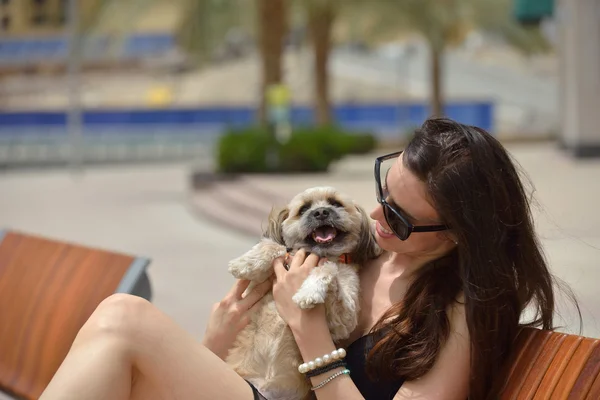 Mujer joven con cachorro — Foto de Stock