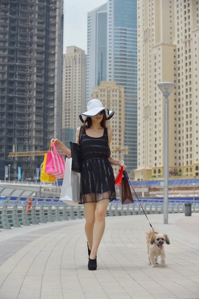 Beautiful woman goes for shopping — Stock Photo, Image