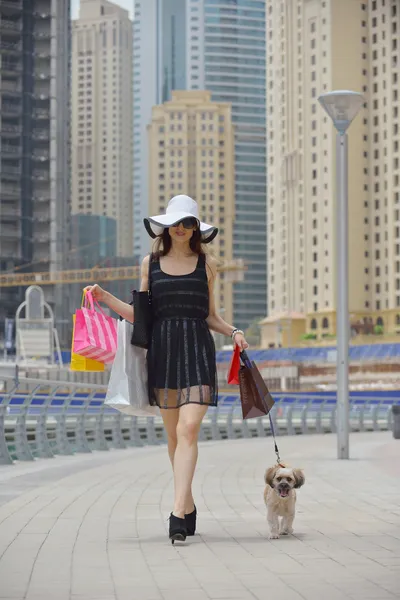 Hermosa mujer va de compras — Foto de Stock