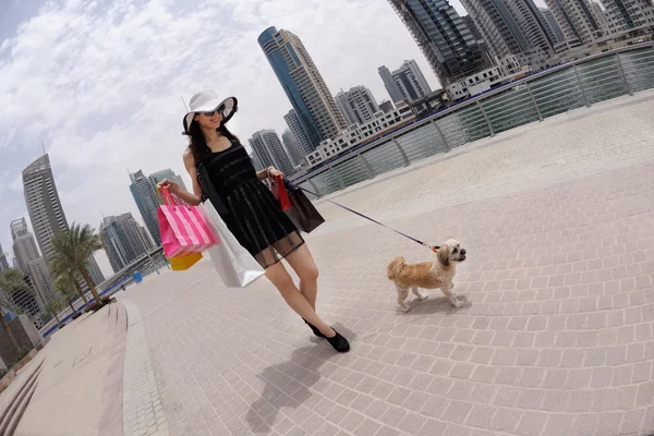 Hermosa mujer va de compras — Foto de Stock