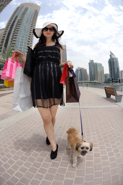Güzel bir kadın için alışveriş gidiyor — Stok fotoğraf