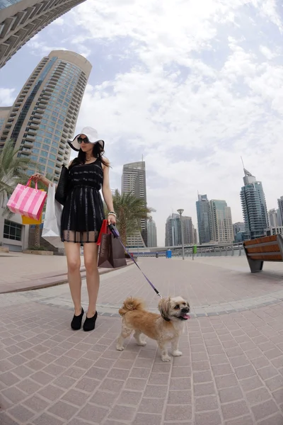 Beautiful woman goes for shopping — Stock Photo, Image