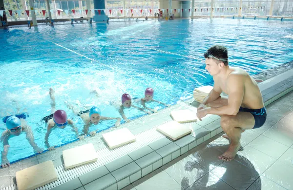 Glada barn gruppen vid poolen — Stockfoto