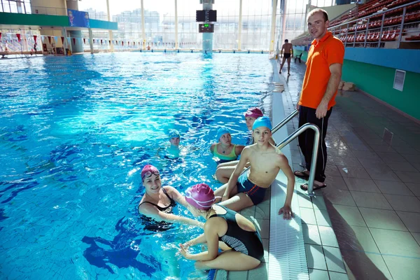 Grupo de crianças felizes na piscina — Fotografia de Stock