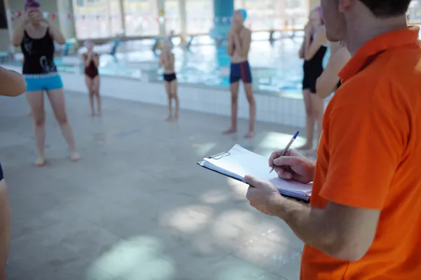 Grupo de niños felices en la piscina — Foto de Stock