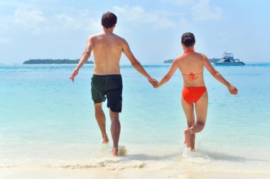 mutlu genç çift plaj eğlenin
