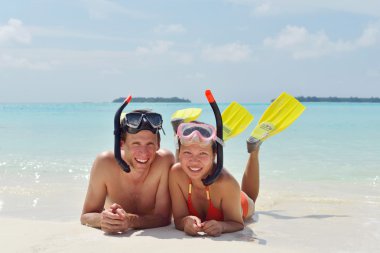 mutlu genç çift plaj eğlenin