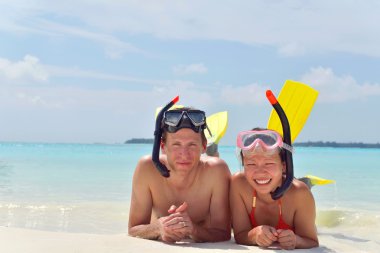 mutlu genç çift plaj eğlenin