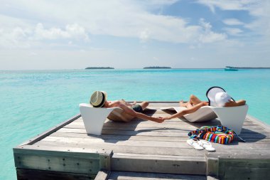 Genç çift plaj eğlenin