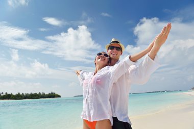 Mutlu genç çift sahilde iyi eğlenceler.