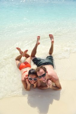Mutlu genç çift sahilde iyi eğlenceler.