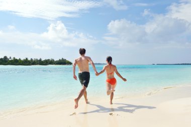 Mutlu genç çift sahilde iyi eğlenceler.