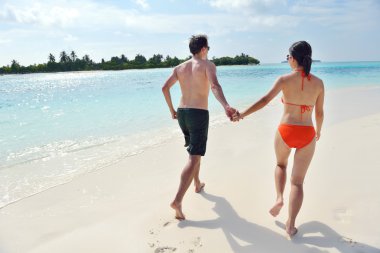 Mutlu genç çift sahilde iyi eğlenceler.