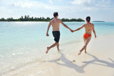 Mutlu genç çift sahilde iyi eğlenceler.