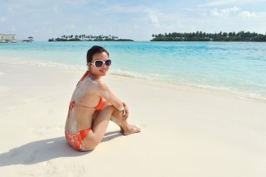 güzel bir kız plajda eğlenmek ve dinlenmek