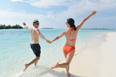 Mutlu genç çift sahilde iyi eğlenceler.