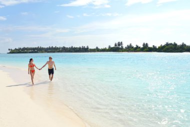 Genç çift plaj eğlenin