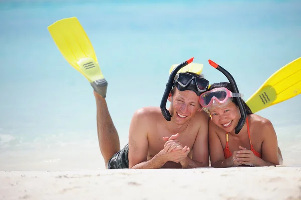 Happy young couple have fun at beach — Stock Photo, Image