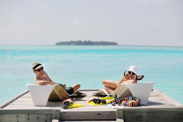 Pareja joven divertirse en la playa —  Fotos de Stock