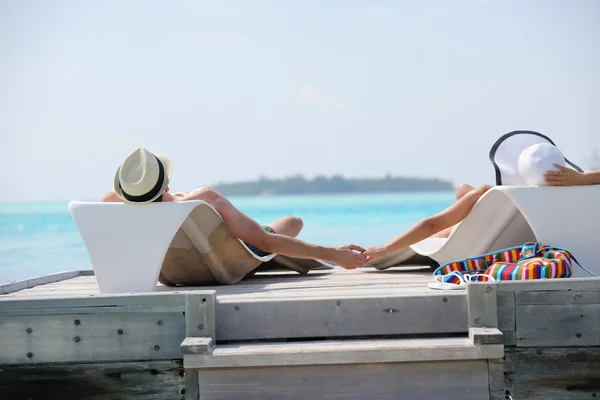 Pareja joven divertirse en la playa — Foto de Stock