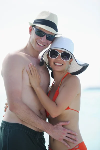 Jovem casal se divertir na praia — Fotografia de Stock