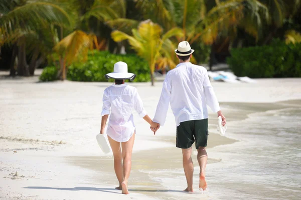 Les jeunes couples s'amusent à la plage — Photo