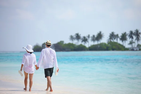 Ungt par ha kul på stranden — Stockfoto