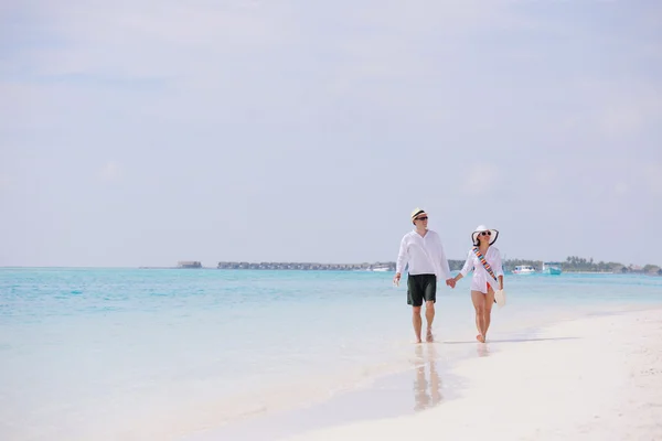 Jovem casal se divertir na praia — Fotografia de Stock