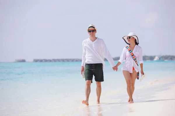 Les jeunes couples s'amusent à la plage — Photo