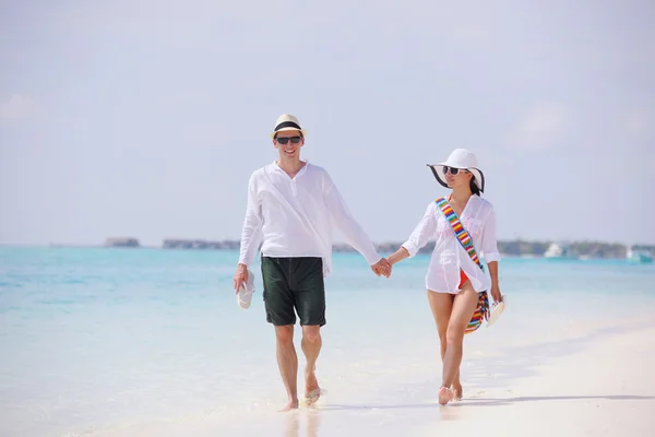 Jong koppel hebben plezier op strand — Stockfoto