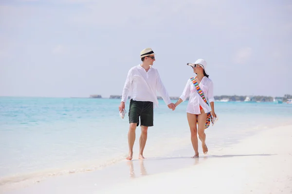 Giovane coppia divertirsi in spiaggia — Foto Stock