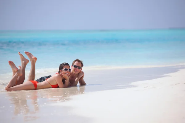 Jovem casal se divertir na praia — Fotografia de Stock