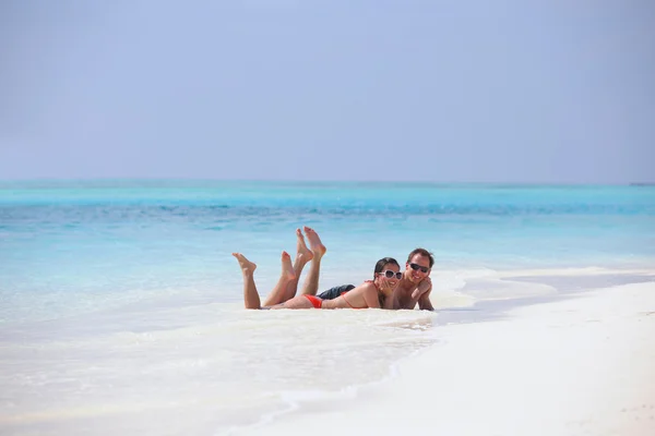 Молодая пара веселитесь на пляже — стоковое фото