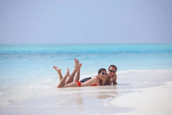 Jong koppel hebben plezier op strand — Stockfoto