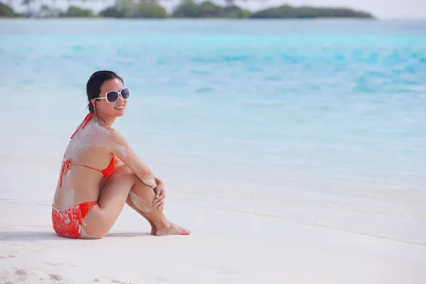 해변에서 아름 다운 여자 재미와 휴식 — 스톡 사진