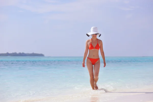 Mulher bonita na praia se divertir e relaxar — Fotografia de Stock