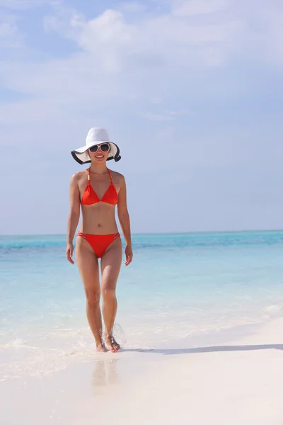 Vacker kvinna på stranden, ha kul och koppla av — Stockfoto