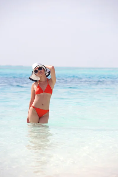 Mooie vrouw op strand plezier hebben en ontspannen — Stockfoto