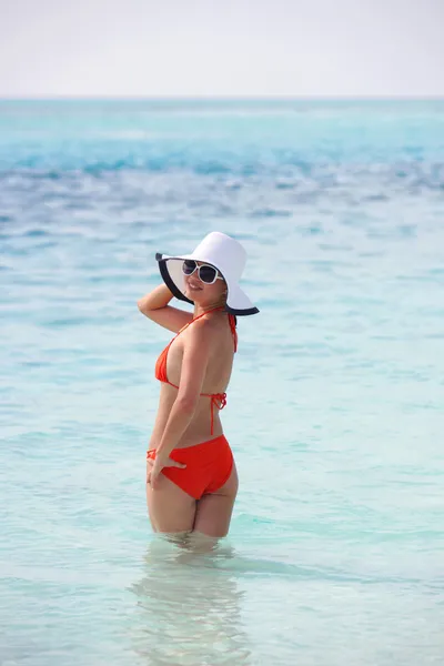 Красива жінка на пляжі розважається і розслабляється — стокове фото