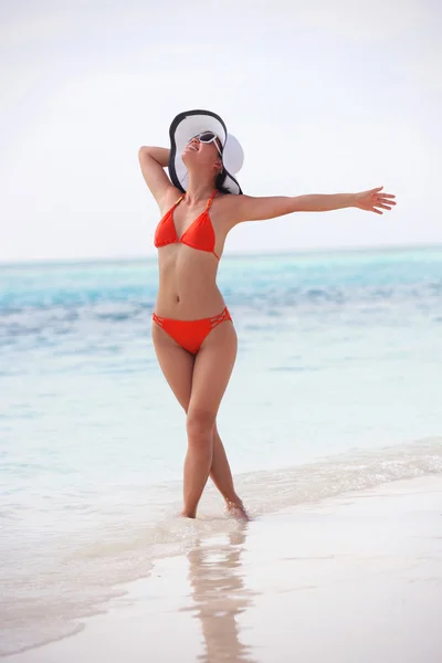Krásná žena na pláži zábavu a relaxaci — Stock fotografie
