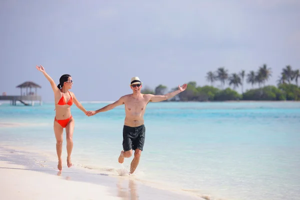 Happy young couple have fun at beach — Stock Photo, Image