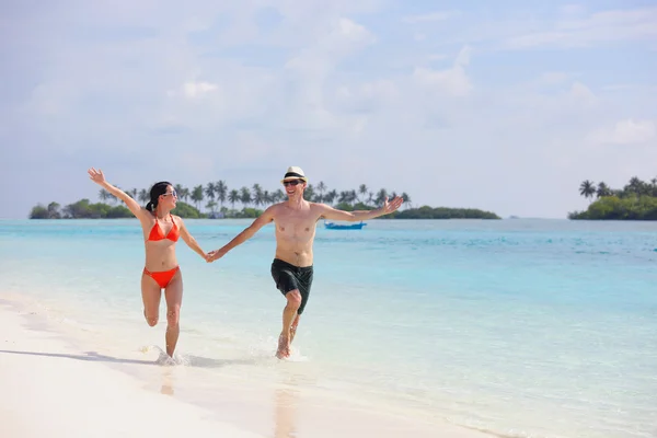 Feliz jovem casal se divertir na praia — Fotografia de Stock