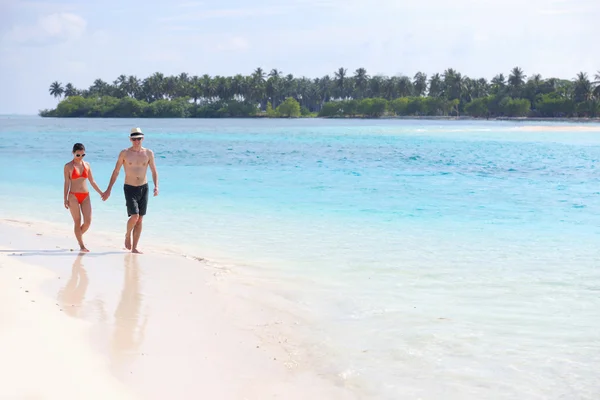 Feliz pareja joven divertirse en la playa — Foto de Stock