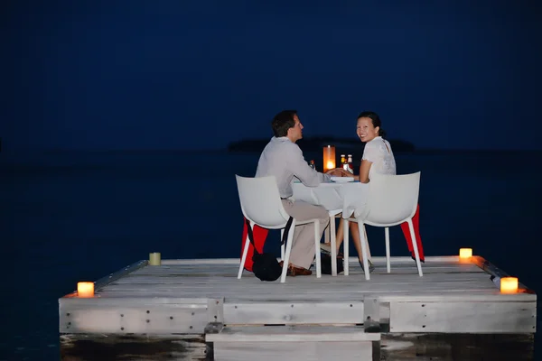 Romantiska par har utomhus middag — Stockfoto