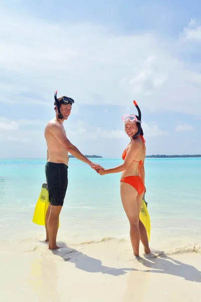 Bavit se šťastný mladý pár na pláži — Stock fotografie