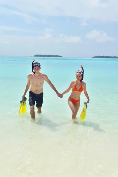 Gelukkige jonge paar hebben plezier op strand — Stockfoto