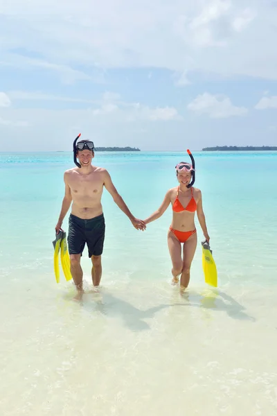 Feliz pareja joven divertirse en la playa — Foto de Stock