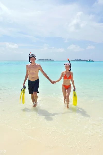 Heureux jeune couple avoir du plaisir à la plage — Photo